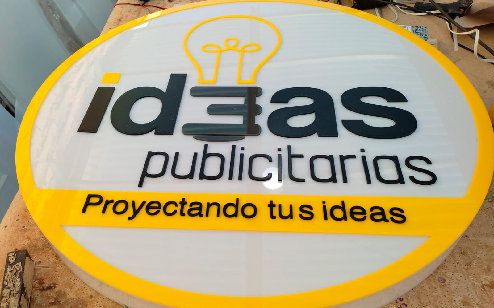 letreros iluminados en acrílico